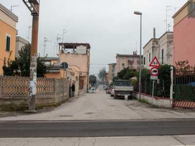 Il rione � accessibile solo grazie a un paio di ingressi, tra cui via Damiani, strada che decidiamo di attraversare. 
Ci ritroviamo subito circondati da bassi e vecchi edifici, alcuni dei quali di pallidi color pastello
